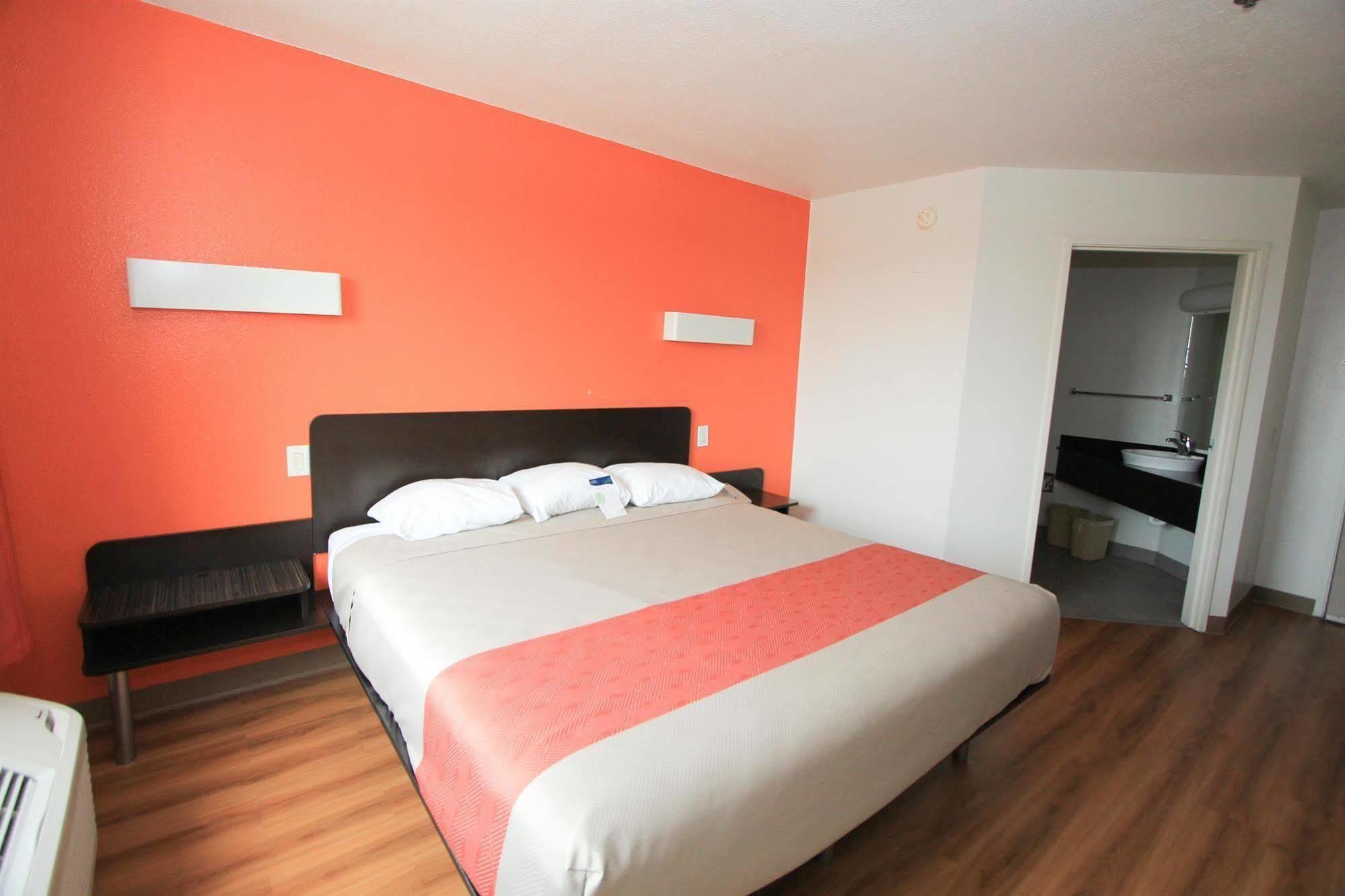 Hotel 6-san Antonio, Tx - Downtown - Alamo Dome 4*